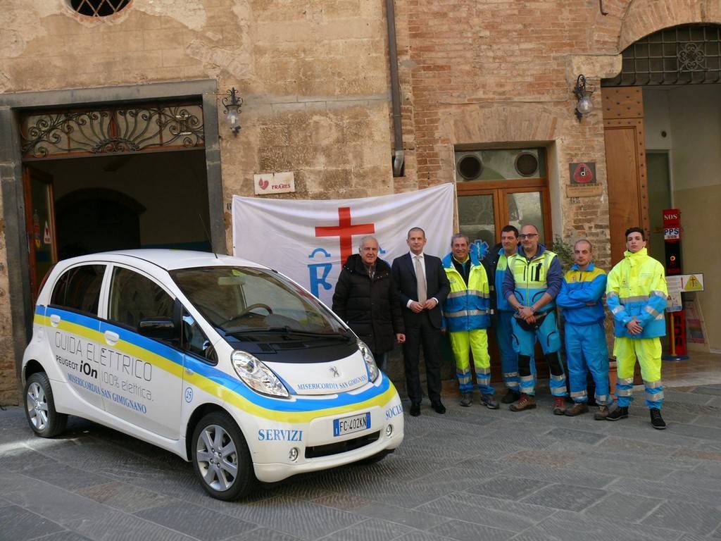 Peugeot iOn Misericordia San Giminiano con lo staff