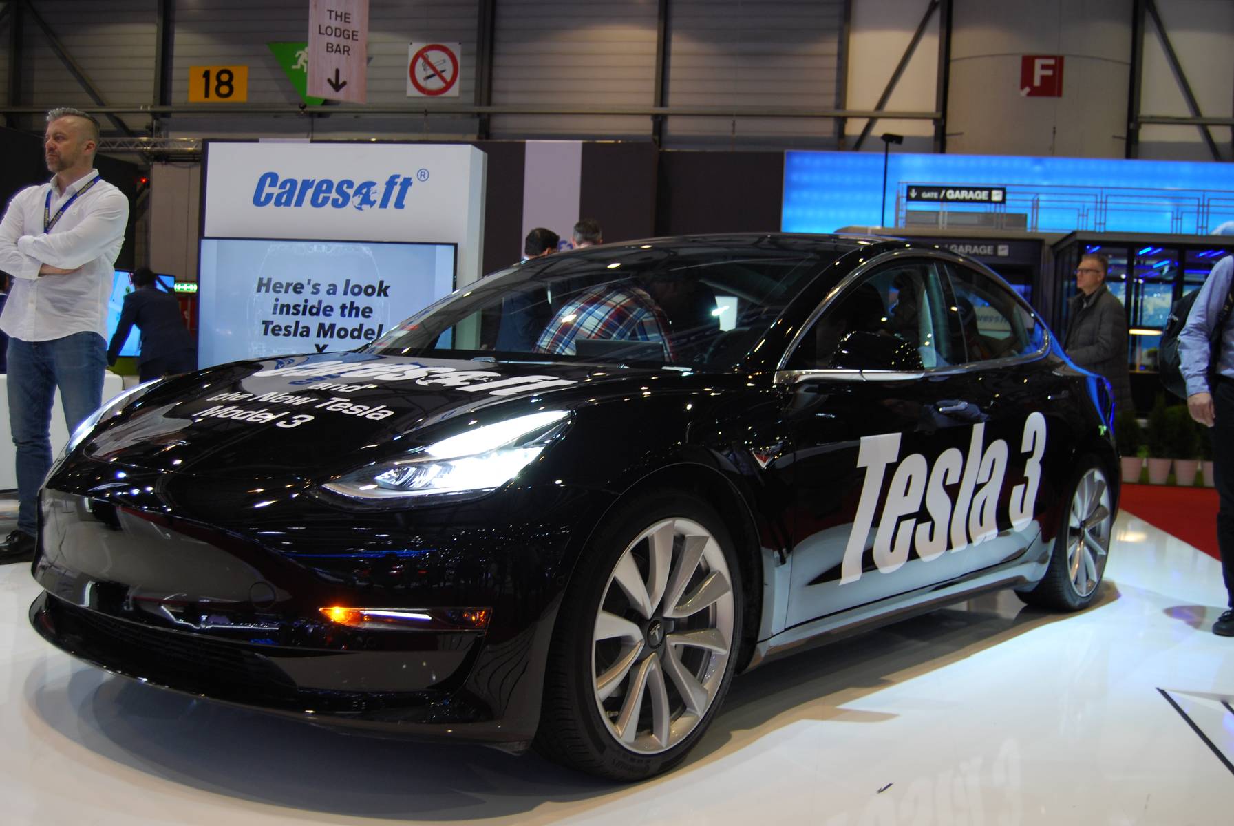quanto costa una tesla model 3