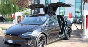 La Tesla apre i Supercharger a tutti