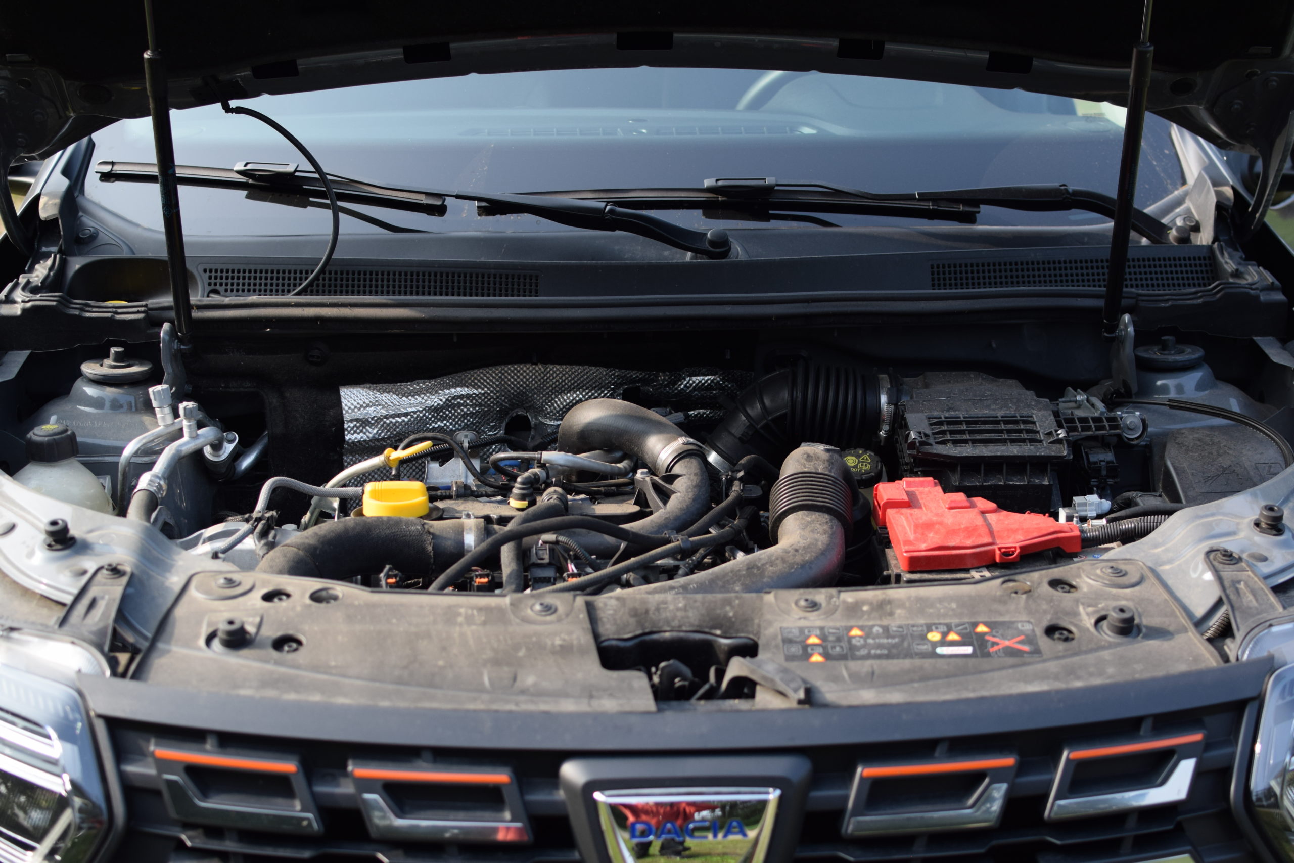 Un'immagine del vano motore della Dacia GPL